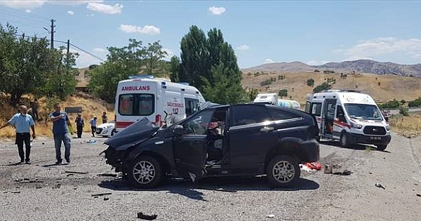 Trafik kazasında öğretmen, eşi ve çocuğu öldü, 15 yaralı var